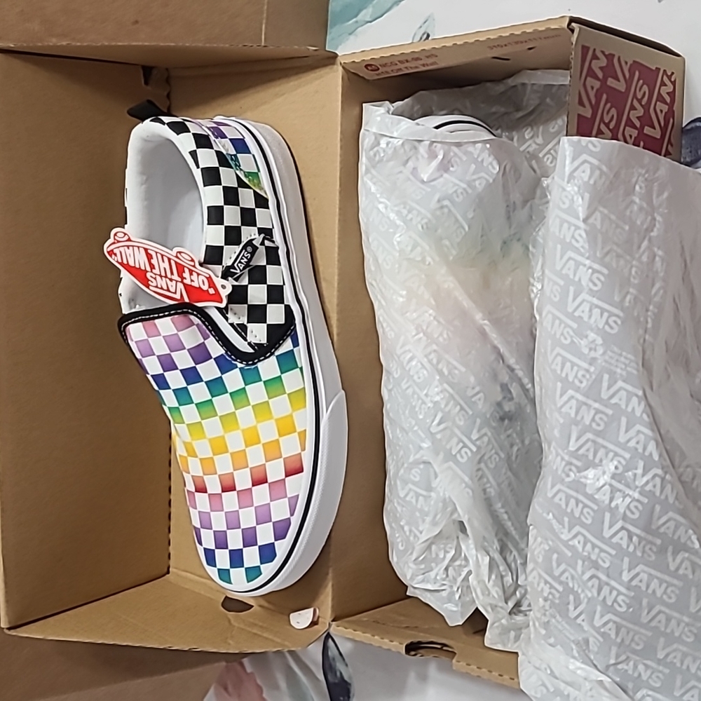 Asher rainbow check size 6